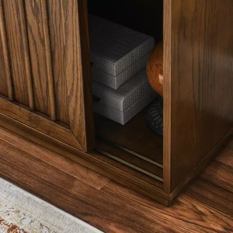 Credenza Mid-Century Modern con 2 Ante Scorrevoli e Listelli in Legno Massello, Mobile Contenitore