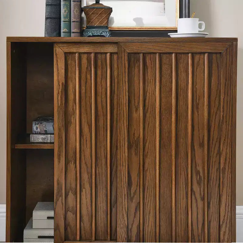 Credenza Mid-Century Modern con 2 Ante Scorrevoli e Listelli in Legno Massello, Mobile Contenitore